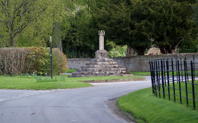 Sarsden Wayside Cross, approaching from Bruern